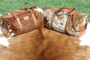 Sac de voyage week-end en cuir de vachette à poils, fermeture éclair, durable, marron, motif blanc, avec poignée et bandoulière - Product Image 5