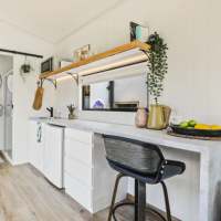Rumah Prefab Modern Persegi Panjang Berbahan Baja Berlapis Logam Tenaga Surya TinyMobile dengan Tangki Air, Dimensi 7.5m X 2.5m X 3.8m, Berat 3100kg