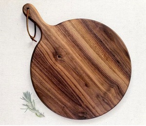 Planches à découper artisanales en bois de forme ronde durables durables et personnalisables pour tous vos besoins de cuisine - Product Image 1