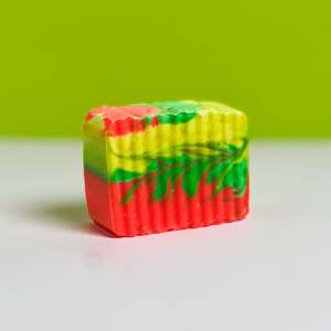 Savon Solide Artisanal Endless Summer, Antiseptique et Blanchissant, pour le Bain et les Toilettes, Infusé au Beurre de Karité, Huile d'Olive, Lait, Fraise, Citron - Product Image 6