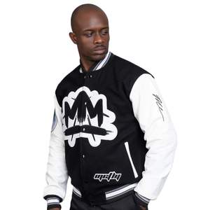 Chaqueta Universitaria Negra para Hombre con Mangas en Contraste, Parche de Chenilla en el Pecho, Cierre de Botones, Cuello Acanalado, Ropa Exterior Informal - Product Image 6