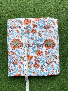 ผ้าฝ้ายพิมพ์ลายดอกไม้แบบแฮนด์บล็อกจากอินเดีย ขายส่งจำนวนมาก เหมาะสำหรับตัดเย็บเสื้อผ้าเด็กผู้หญิงและทำกระเป๋า - Product Image 4