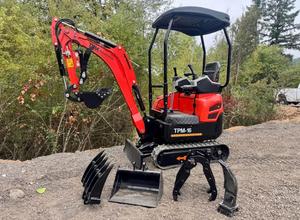 LIVRAISON GRATUITE TPM 16 MINI-EXCAVATRICE 13.5 CV, godet de terrassement de 16 pouces, commandes pilotes, bras oscillant, homologuée EPA CE, avec pouce hydraulique auxiliaire - Product Image 2