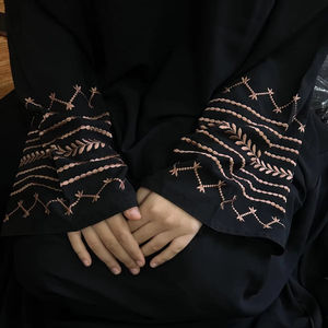 Abayas élégantes et modestes brodées à la main pour femmes! - Product Image 1