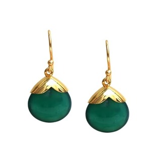 Boucles d'oreilles pendantes unisexes en onyx vert 8-10mm avec pierre de naissance, crochet et capuchon en or à la mode - Product Image 1