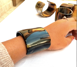 Brazalete de Cuerno de Búfalo Natural, Negro y Blanco, Hecho a Mano - Product Image 2