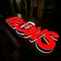 Enseigne de devanture de magasin personnalisée en lettres LED solaires avec cadre en aluminium, options jaune et rouge
