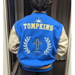 Veste bleue de luxe personnalisée Varsity Crop Jacket pour hommes femmes Stand noms brodés Chenille conçu individuellement vêtements de collège - Product Image 6