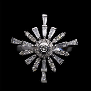 Bague Starburst en or jaune 14 carats avec diamant naturel et baguette effilée et diamants ronds dans un design Sunburst à lunette rayonnante - Product Image 1