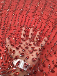 ผ้าลูกไม้สีดำหรูหรา งานฝีมือประณีต 100% โพลีเอสเตอร์ ปักคริสตัลเลื่อมลายดอกไม้ ระบายอากาศได้ดี น้ำหนักเบา 90 GSM ผ้าสำหรับชุดเจ้าสาว - Product Image 1