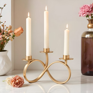 Candélabre en or luxueux support à Triple cône intemporel disponible Design élégant pour la maison ou le décor d'événement bougeoir à 3 bras - Product Image 3