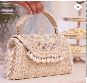 Sac bandoulière matelassé moderne avec des accents de couleur tan. Chic et quotidien. Disponible à prix de gros. - Product Image 3