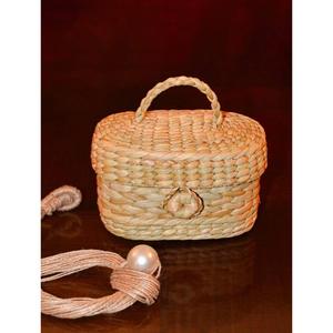 Panier en rotin d'inspiration côtière avec un tissage léger pour une décoration d'intérieur fraîche et aérée et une utilité polyvalente - Product Image 1