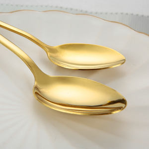 Elegante y refinado juego de cubiertos DORADOS diseñado para ocasiones especiales que ofrece un brillo pulido y una construcción robusta. - Product Image 1