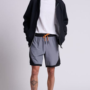 Short de gymnastique pour hommes en gros OEM double couche de polyester avec motif solide et short d'athlétisme d'entraînement personnalisé - Product Image 3