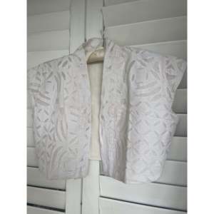 Top de Manga Corta con Apliques de Diamantes para Verano, Diseño Transpirable - Product Image 1