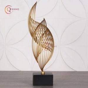 Escultura de Metal de Color dorado, escultura decorativa abstracta decorativa para decoración del hogar, estatuas con Base de mármol, suministros de sombra de Color negro - Product Image 1
