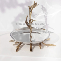 Présentoir à gâteau antique fini avec un design de moulage en métal d'aspect luxueux, parfait pour les mariages et les utilisations de présentoir de gâteau de table vintage