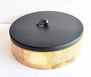 Réchauffeur de nourriture en bois avec couvercle noir Casserole martelée de concepteur de haute qualité Réchauffeur de nourriture décoratif en métal le plus vendu - Product Image 1