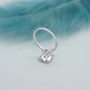 Anillo de Compromiso Certificado por IGI con Halo Oculto, Corte Cojín y Banda Pavé con Diamantes - Product Image 4