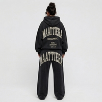Ensemble survêtement streetwear deux pièces pour femme en molleton de coton uni, comprenant un sweat à capuche surdimensionné avec fermeture éclair et une veste à ceinture, et un pantalon de survêtement à jambes larges