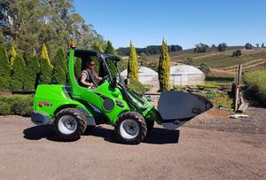 Mini-chargeur articulé Avant 745 avec flèche télescopique et godet basculant, équipé d'un moteur et d'une boîte de vitesses Yanmar - Product Image 6