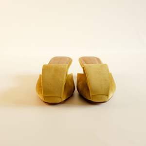 Sandales à talons bas en silicone écologique KMS de haute qualité pour un style élégant et sophistiqué, fabriquées à la main en Indonésie - Product Image 3