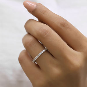 1.12 Cttw émeraude et coupe ronde Moissanite diamant bande de mariage, ensemble de mariée correspondant bande empilable pour les femmes - Product Image 6