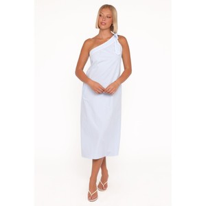 Mini robes pour femmes conçues pour des looks avant-gardistes, offrant une coupe ajustée, une énergie féminine et un équilibre visuel élégant - Product Image 2