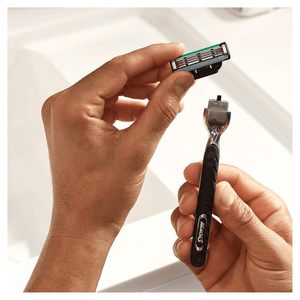 Lames de rasoir Gillette Mach 3 pour hommes, paquet de 12 recharges de lames de rasoir, plus résistantes que les lames en acier, bande lubrifiante améliorée - Product Image 3