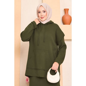 Conjunto de suéter con capucha color caqui y vestido de dos piezas con detalle de hiyab transpirable, atuendo elegante y cómodo - Product Image 2