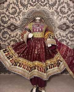 Afghani Vantage Robe de mariée artisanale Inspirée de la tradition Dentelle Bouton Coin Work Taille naturelle Lavable pour Couples Enfants - Product Image 2