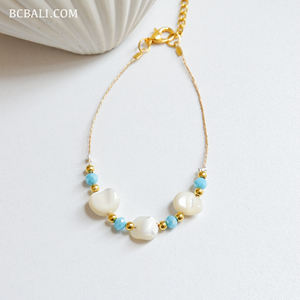 Bracelet en coquillage d'agate avec des perles vibrantes et un charme de coquillage délicat, accessoire d'inspiration plage, parfait pour toutes les occasions. - Product Image 5