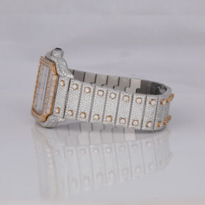 Impresionante Reloj con Diamantes Moissanite Redondos Completamente Engastados, Esfera Clásica con Fecha y Números Arábigos en Oro Blanco - Product Image 5