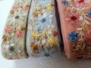 Bordado floral hecho a medida en seis formas de color en diseños florales para vestidos de mujer en 1,5 pulgadas de ancho y para reventa. - Product Image 2