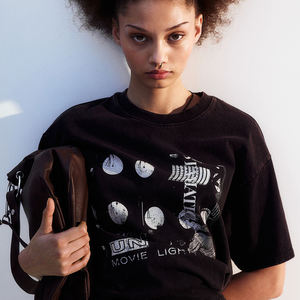 100% algodón camiseta de mujer 180gsm logotipo personalizado impreso camisetas en blanco con botón decoración Puff método de impresión al por mayor - Product Image 1