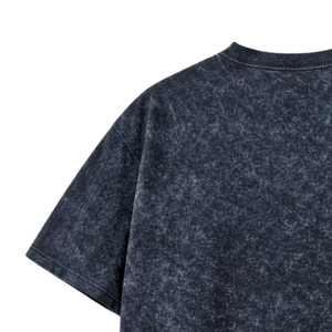 Camiseta Gráfica para Hombre con Lavado Ácido, Corte Regular, 100% Algodón Jersey, Manga Corta, Estilo Urbano, Estampado de Letras Audaces y Diseño de Alambre de Púas - Product Image 4