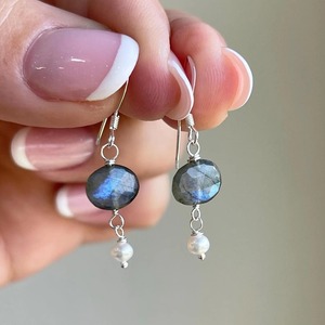 Pendientes Pequeños Ovalados de Labradorita Azul Brillante, Minimalistas, para Uso Casual, Plata de Ley 925, Piedra de Nacimiento de Junio - Product Image 3