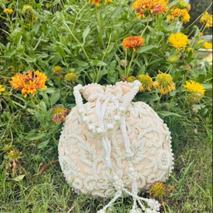 Ecológico pájaro bordado trabajo hecho a mano Potli embrague Material de seda ligero con mango de perla y cierre de cremallera - Product Image 1