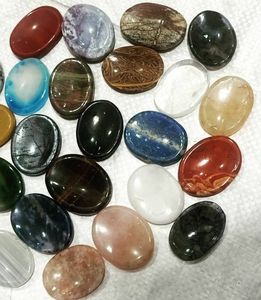 Piedra de la Suerte Mixta: Artesanía de Cristal con Gemas Semipreciosas, Estilo Amor, Ovalada Tallada, Souvenir de Gujarat - Product Image 4