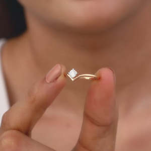 Heer by giva แหวนเพชรโอปอลฮาโลสีโรสโกลด์ - Product Image 2