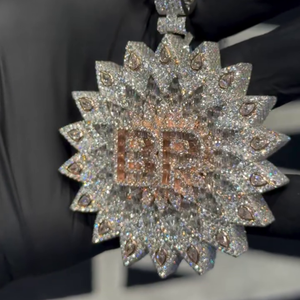 Pendentif personnalisé BP Starburst |   Argent 925 |   Moissanite VVS |   Entièrement serti de pierres |   Pierres taillées en baguette et en poire - Product Image 4