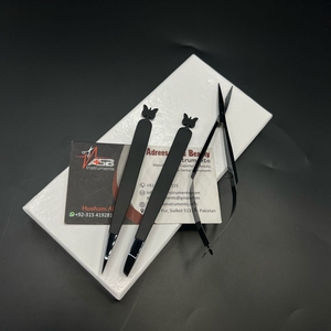 Pince à sourcils en acier durable avec logo personnalisé avec pointe inclinée et ciseaux à ressort à sourcils noir papillon pour la beauté - Product Image 2