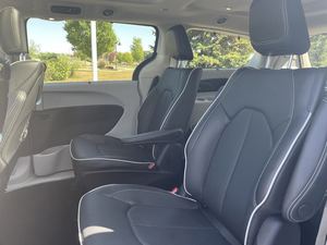 ดีลสุดคุ้ม..รถยนต์มือสองปี 2023 คริสเลอร์ ปาซิฟิก้า ไฮบริด ลิมิเต็ด ขับเคลื่อนล้อหน้า - Product Image 3