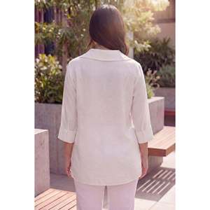 Blusa Modal Talla Grande con Accesorio de Cuello Color Crudo - Product Image 3