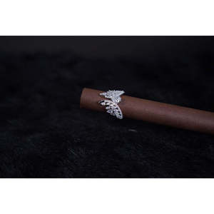 แหวนเงินแท้ 925 รูปทรงนางฟ้า ประดับเพชรทรงรีและอาเกต ชุบโรเดียม - Product Image 3