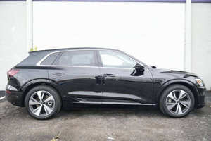Q8 E-Tron 2024 Usado, Versión Premium Plus Estándar, SUV Eléctrico con Tracción en las Cuatro Ruedas - Product Image 3
