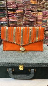 Pochette de mode vintage indienne pour femme faite à la main avec des bandes Gotta pour soirée et mariage - Product Image 6