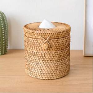 Boîte à mouchoirs en rotin tissé rond adapté à une utilisation à long terme tout en conservant un look élégant et intemporel - Product Image 1