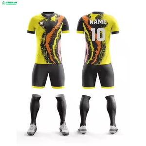 Ensemble de maillots de football pour hommes, design à rayures sublimées personnalisés OEM, 100% polyester, respirant, séchage rapide, vêtements de football écologiques pour équipe - Product Image 6